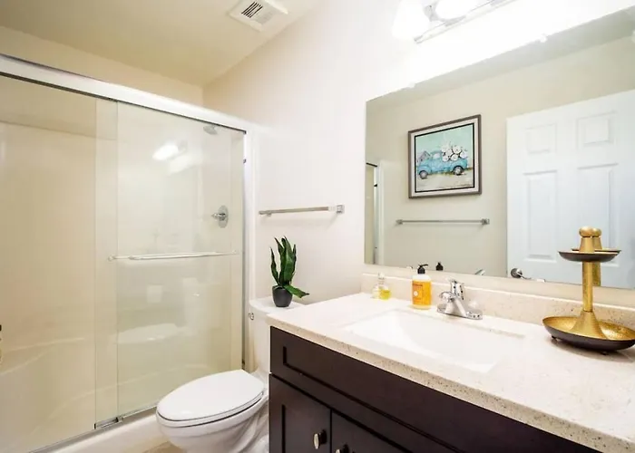 Cozy, Getaway! Prime Location, Sleeps 8 *
