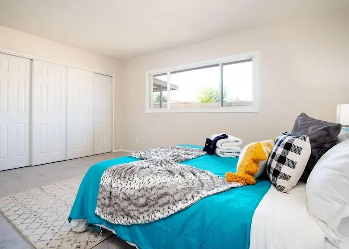 Holiday home Cozy, Getaway! Prime Location, Sleeps 8 *
