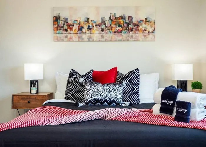 Cozy, Getaway! Prime Location, Sleeps 8 Holiday home Tempe