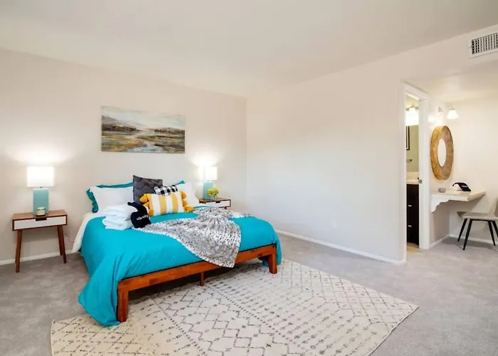 Cozy, Getaway! Prime Location, Sleeps 8 *