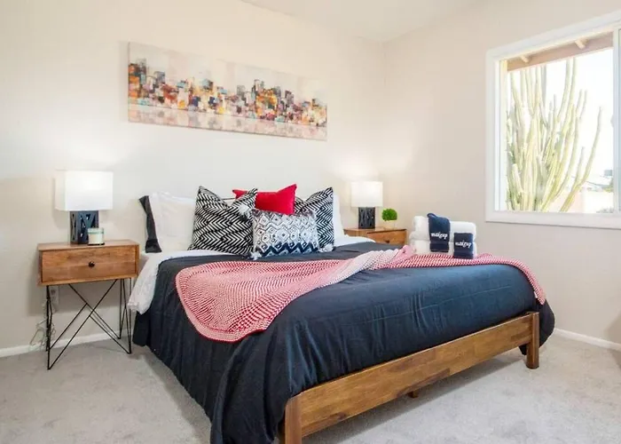 Cozy, Getaway! Prime Location, Sleeps 8 Holiday home