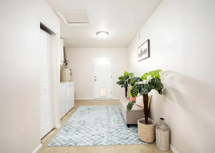 Cozy, Getaway! Prime Location, Sleeps 8 Holiday home *