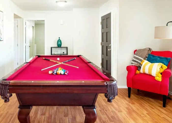 Holiday home Cozy, Getaway! Prime Location, Sleeps 8 *