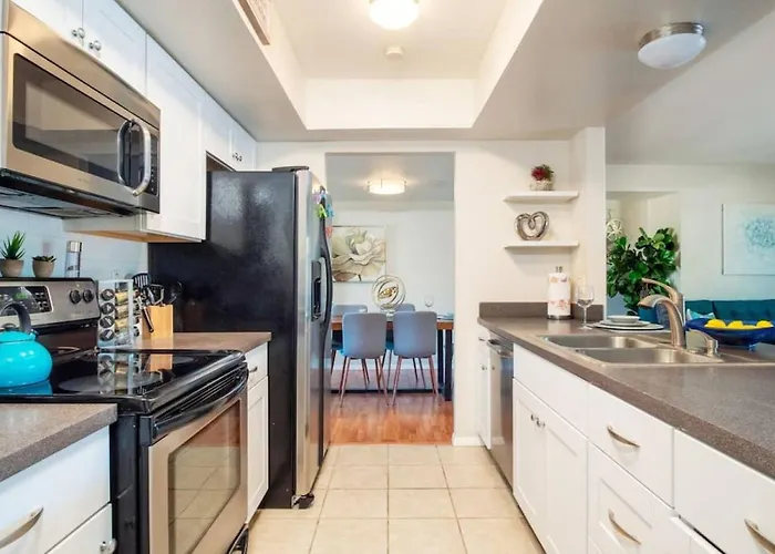 Cozy, Getaway! Prime Location, Sleeps 8