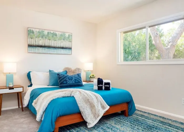 Cozy, Getaway! Prime Location, Sleeps 8 Holiday home *