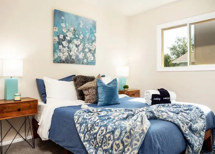 Cozy, Getaway! Prime Location, Sleeps 8 Holiday home